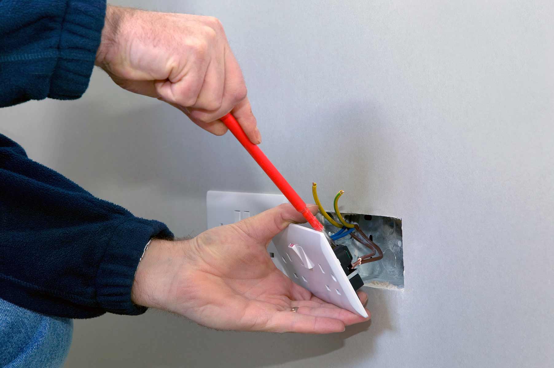 Our electricians can install plug sockets for domestic and commercial proeprties in Minster and the local area. 